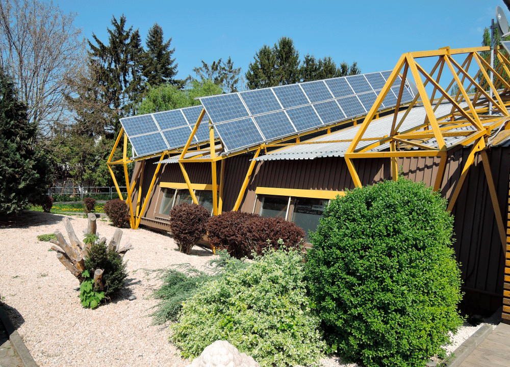 Maske Titelbild Mitarbeiterin